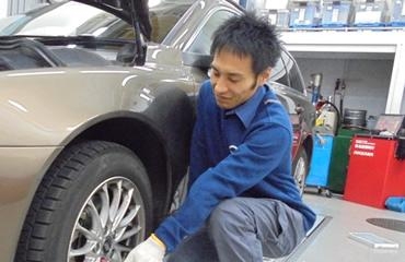 9800_【自動車整備士】残業少なめ/研修制度あり/車貸与/職能・住宅手当あり/退職金制度あり_メイン画像